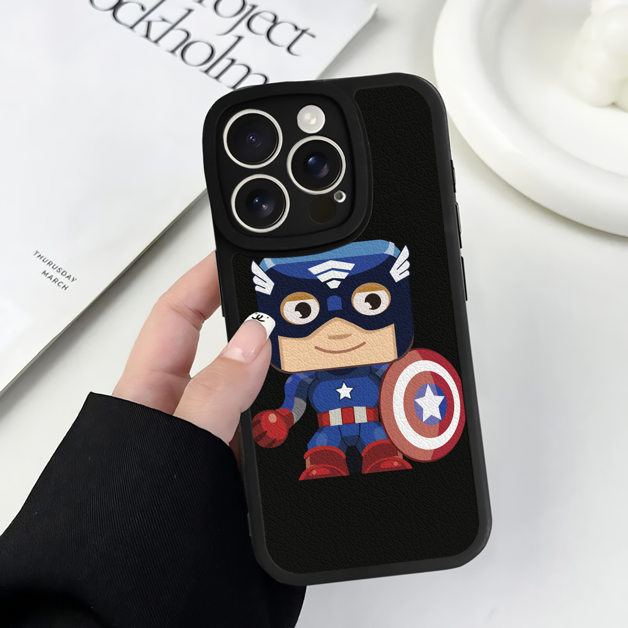 （画像用） アベンジャーズ The Avengers 【iPhone 16シリーズ対応】シリコンスマホケース（レザー調） 材質：シリコン